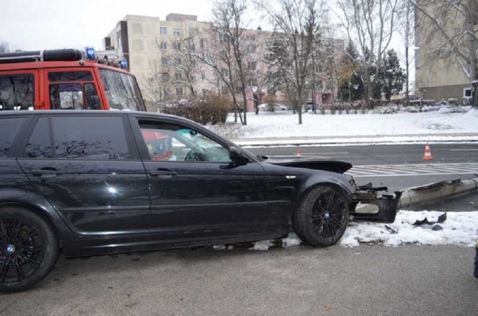 SZERENCSE, HOGY NEM LETT TRAGÉDIA BELŐLE: Villanyoszlopnak ütközött egy BMW-s Sárberekben