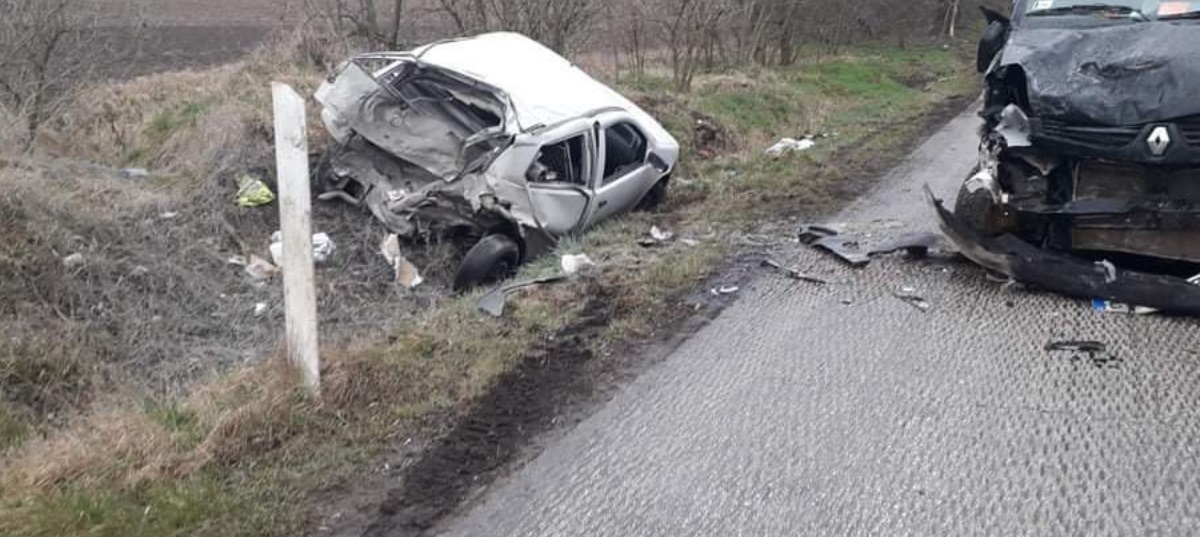 SÚLYOS BALESETHEZ SIETTEK A TATABÁNYAI TŰZOLTÓK! Kisbusz és személykocsi karambolozott