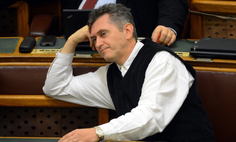 Választott az ország, tarolt a Fidesz, az ellenzéki pártok elnökei egymás után mondtak le. Tatabányán a választók Bencsik Jánost küldik a parlamentbe.