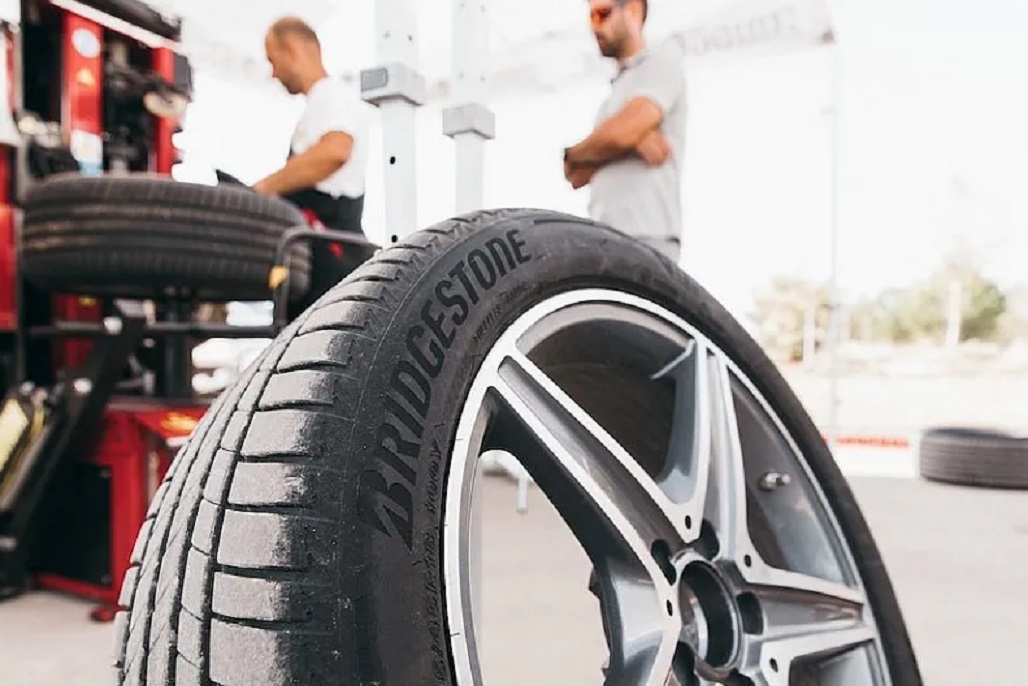 NAGYOT ÚJÍTOTT A TATABÁNYAI BRIDGESTONE IS: Defekttűrő abroncsok készülnek