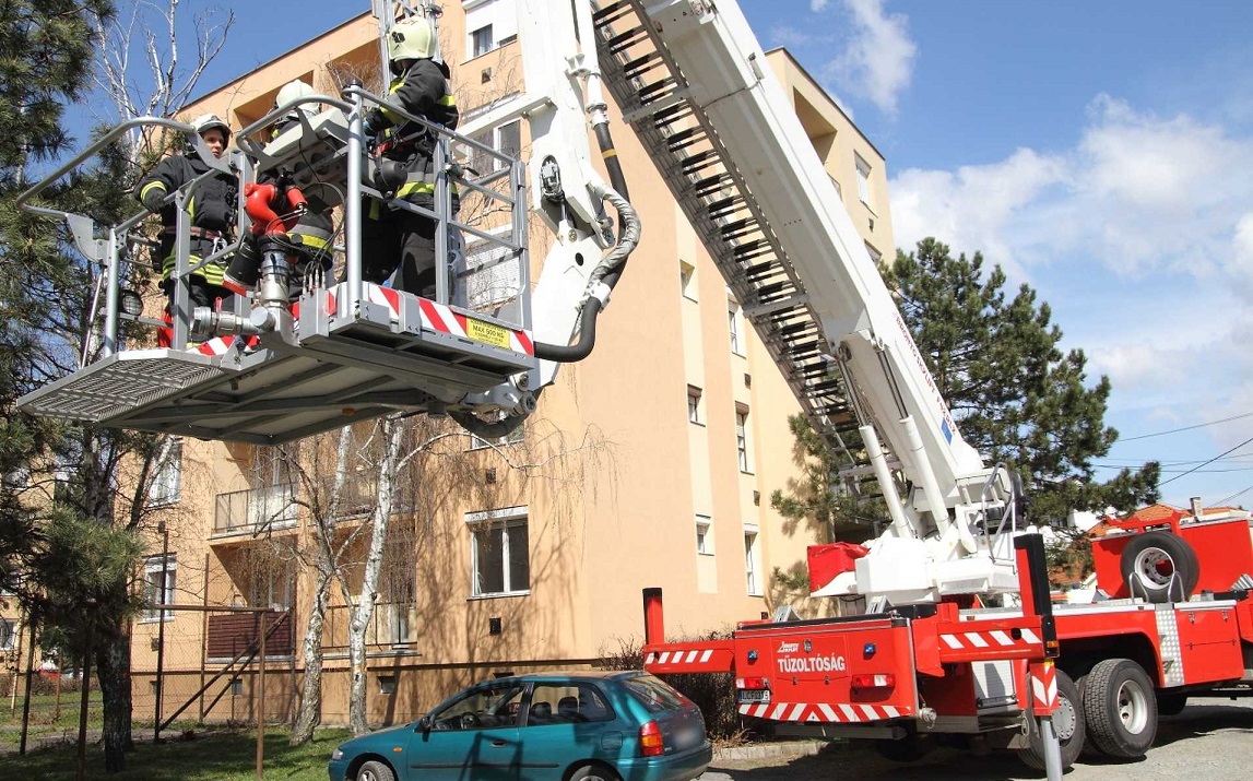 ÉLETMENTŐK MÁSZTAK BE A ZAVART TATABÁNYAI NÉNIHEZ! Hiába kopogtak, csak emelővel jutottak be hozzá