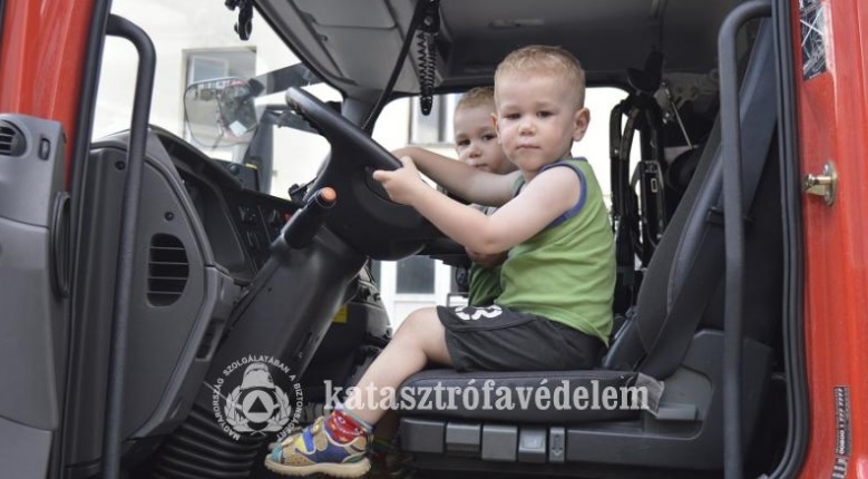 SZUPER PROGRAM TATABÁNYÁN IS A GYEREKNAPON! Kipróbálhatod, milyen a tüzet oltani