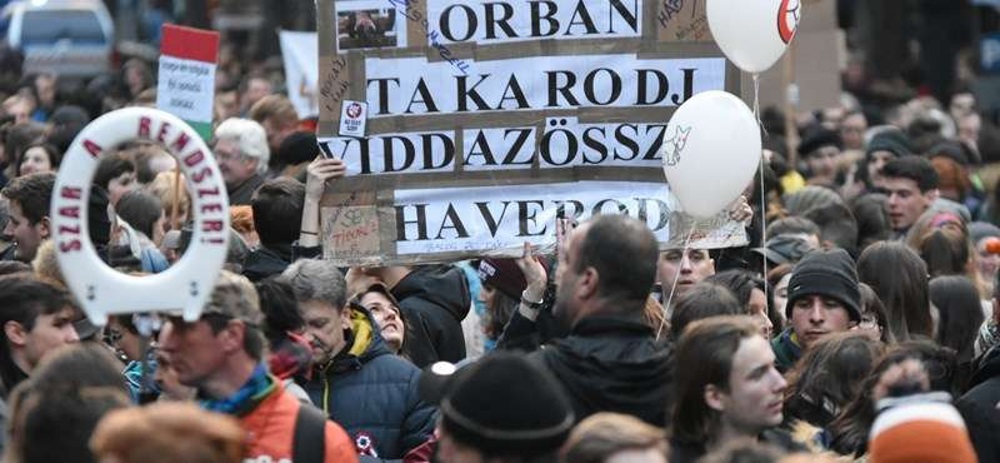 MI EZ? AZ ÖTVENES ÉVEK?! Ha Tatabányán 2 ember az utcán a polgármesterről viccelődik, az már gyűlés!