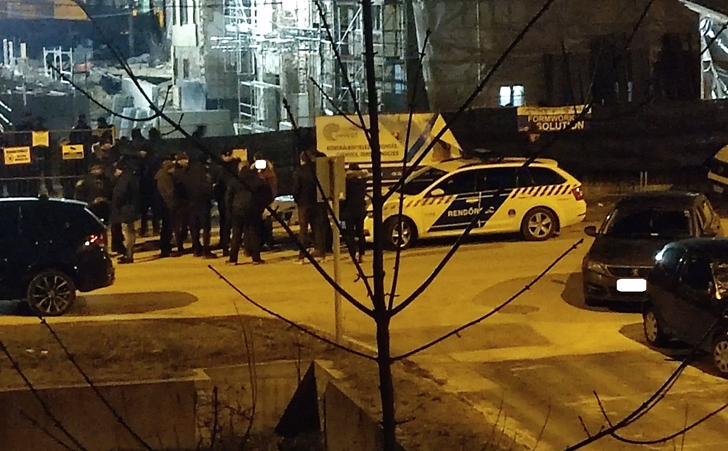 FÉLTUCAT RENDŐR A TATABÁNYAI KATOLIKUS GIMINÉL: késő este őrző-védő cégek erősködtek