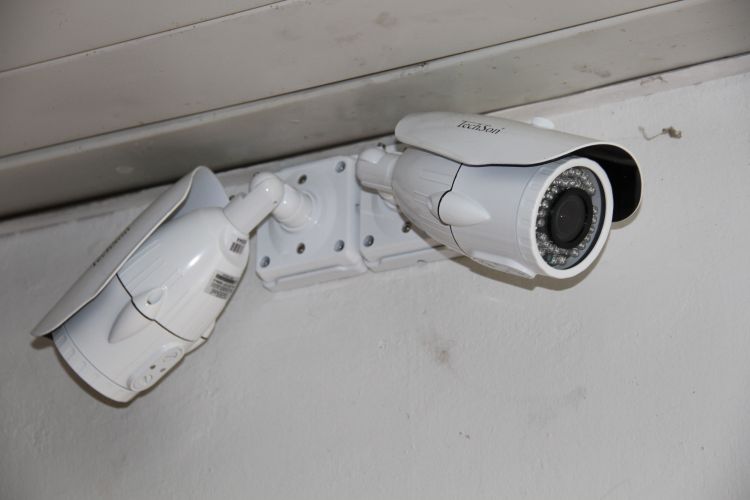 Biztonsági félmegoldás, újra lehet pályázni lépcsőházi kamerákra
