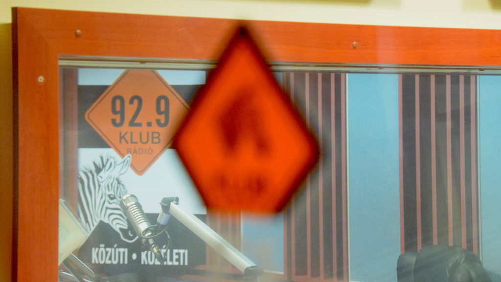 VASÁRNAP LEKAPCSOLJÁK A KLUBRÁDIÓT: elbukták a bírósági perüket