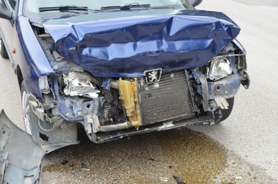 MENŐNEK ÉREZTE MAGÁT? NEM TARTOTT KÖVETÉSI TÁVOLSÁGOT: Bele is rombolt egy kocsiba a Mártírokon