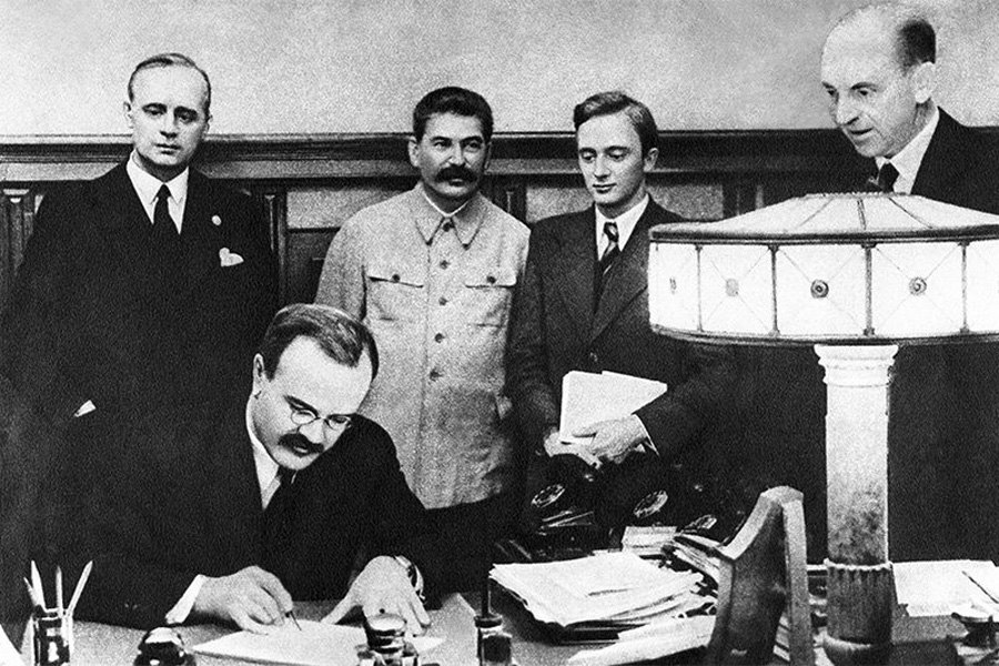 MA VAN A TOTALITÁRIUS DIKTATÚRÁK ÁLDOZATAINAK EMLÉKNAPJA! Hitler és Sztálin kötött paktumot 