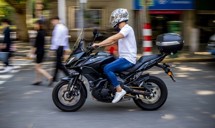 ÉJJJEL MOTOROST ÜLDÖZTEK A TATABÁNYAI ZSARUK! Rendszám nélkül akart meglógni a körözött csávó