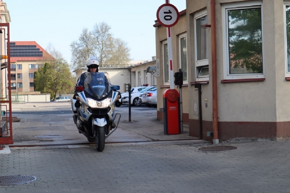 ISMÉT DURVA RAZZIA TATABÁNYÁN! Ellepték a rendőrök a 1119-es számú utat