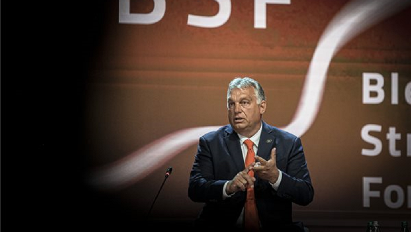 KÉNYTELENEK ORBÁNT SAJÁT RENDŐREI HÜLYÉNEK NÉZNI: és Brüsszelből a fejére koppintottak