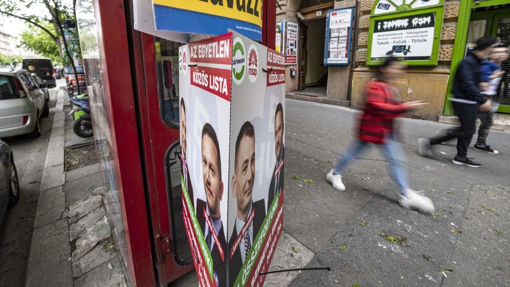 TATABÁNYÁN IS EZ LETT VOLNA? Fideszes aktivista nem tépked, hanem szelektíven begyűjti az Mszp-s plakátot