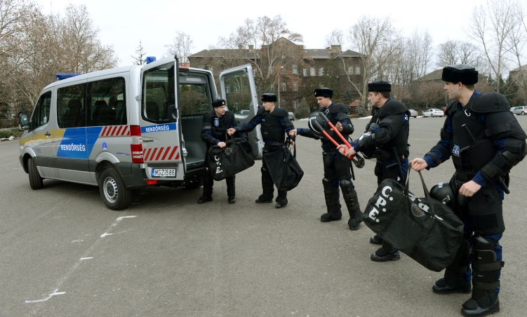 rendorok-kikepzesre-mennek-police-hu.jpg