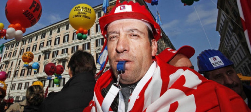 KIT VÉD A KORMÁNYKÖZELI KERESZTÉNY SZAKSZERVEZET? Az ateista dolgozók már nem is számítanak?