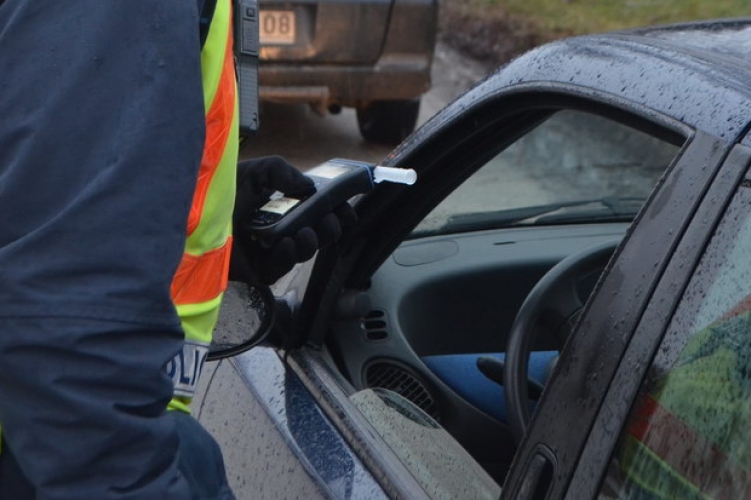 TATABÁNYA A RÉSZEG SOFŐRÖK VÁROSA: 46 éves férfi bukott meg a Kóta József utcában