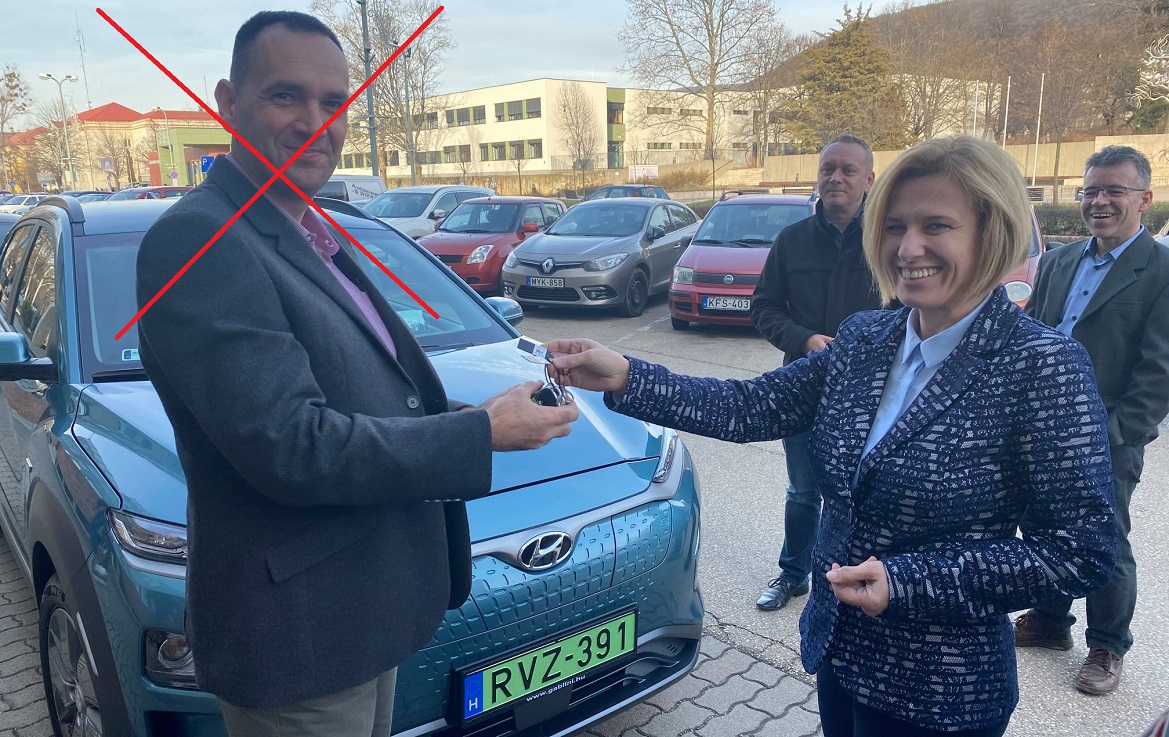 LAPÁTRA TETTÉK TATABÁNYA JEGYZŐJÉT: elégedetlen volt vele Szücsné, 8 hónapig bírta