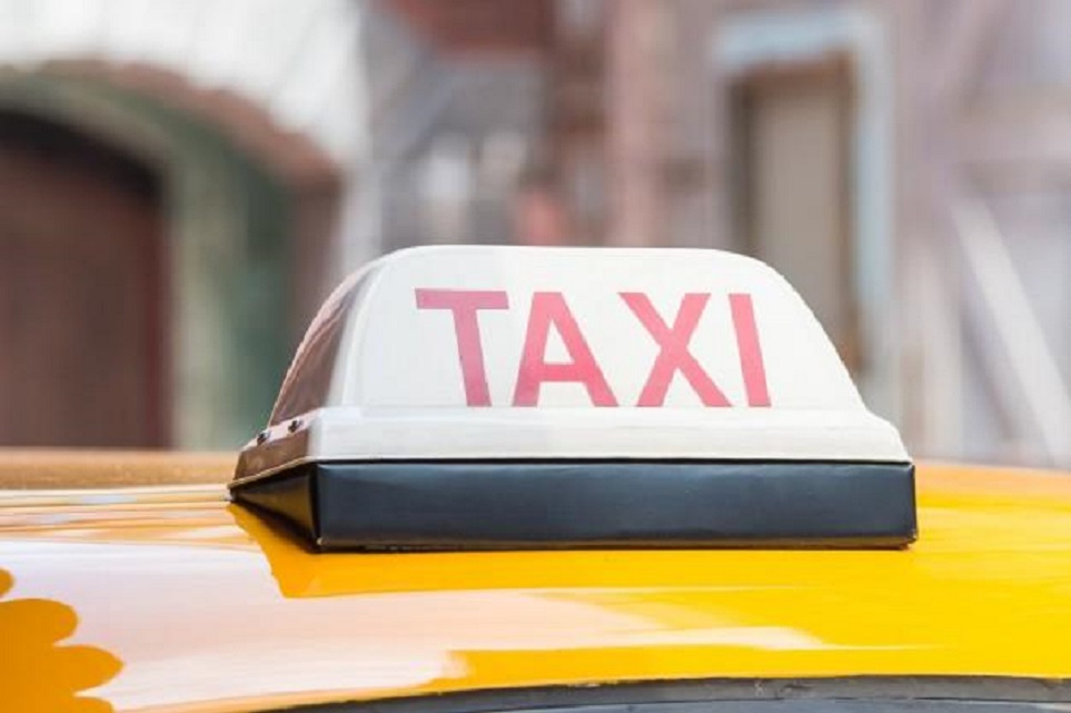 EMELJÜK MEG A KALAPUNKAT A TATABÁNYAI TAXIS ELŐTT! Példát mutatott a rohanó autósoknak