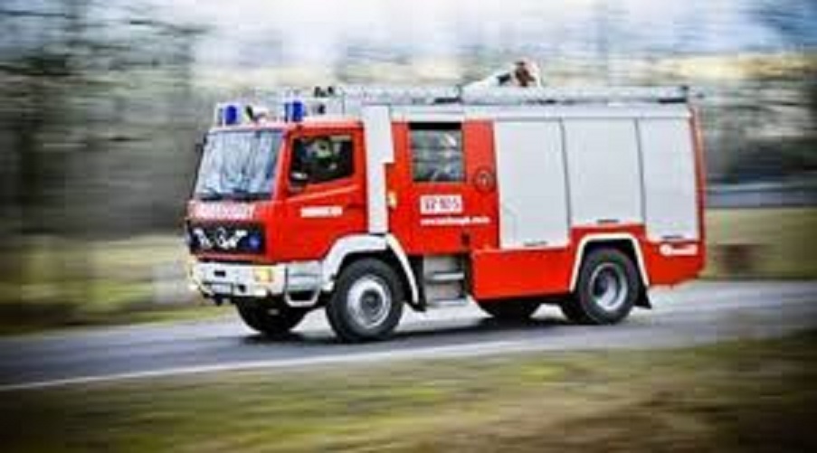 FESZÍTŐVÁGÓVAL ROHANTAK A TATABÁNYAI TŰZOLTÓK: Két autó ütközött Tatán