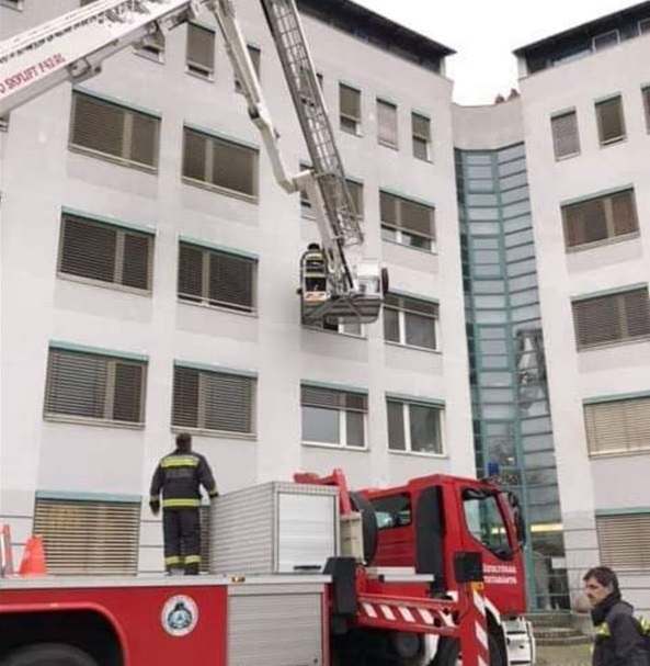 FANTASZTIKUSAN CUKIK A TATABÁNYAI TŰZOLTÓK! Mikulásuk az ablakon keresztül ment a kórházba