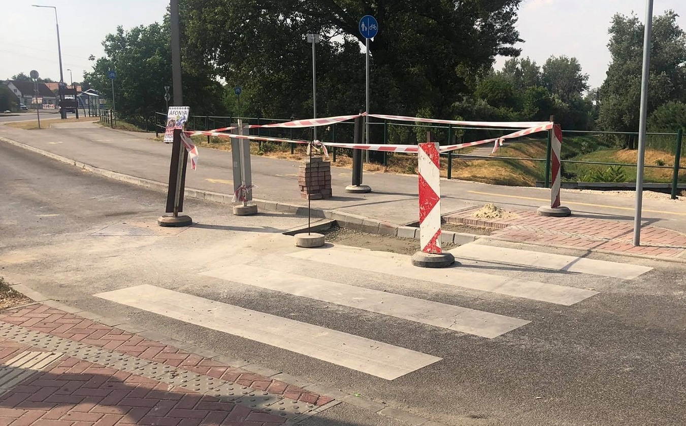 KÁNIKULÁBAN SZÍVATJA A TATABÁNYAI HIVATAL AUTÓSAINKAT: javítják a frissen elkészült szakaszt