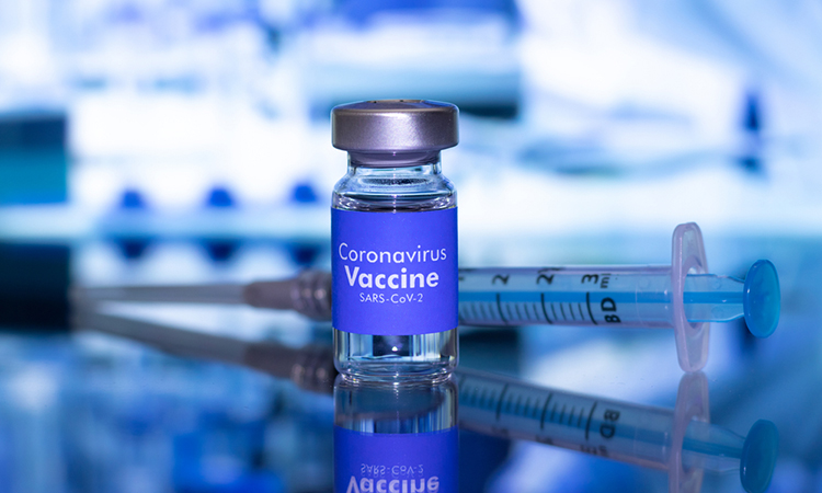 EZ REMEK HÍR A KORONAVÍRUS OLTÁSOKNÁL: engedélyeztek, egyetlen komponensű vakcinát