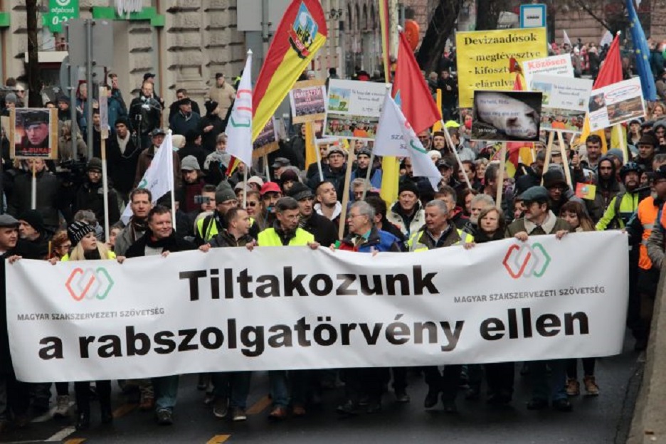 A TATABÁNYAIK SZEME IS A KÖZTÁRSASÁGI ELNÖKÖN: Nyílt levélben követelik a szakszervezetek, hogy Áder János ne írja alá rabszolgatörvényt