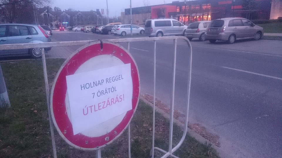 Figyeljenek: Útlezárás a Vértes Agorájánál