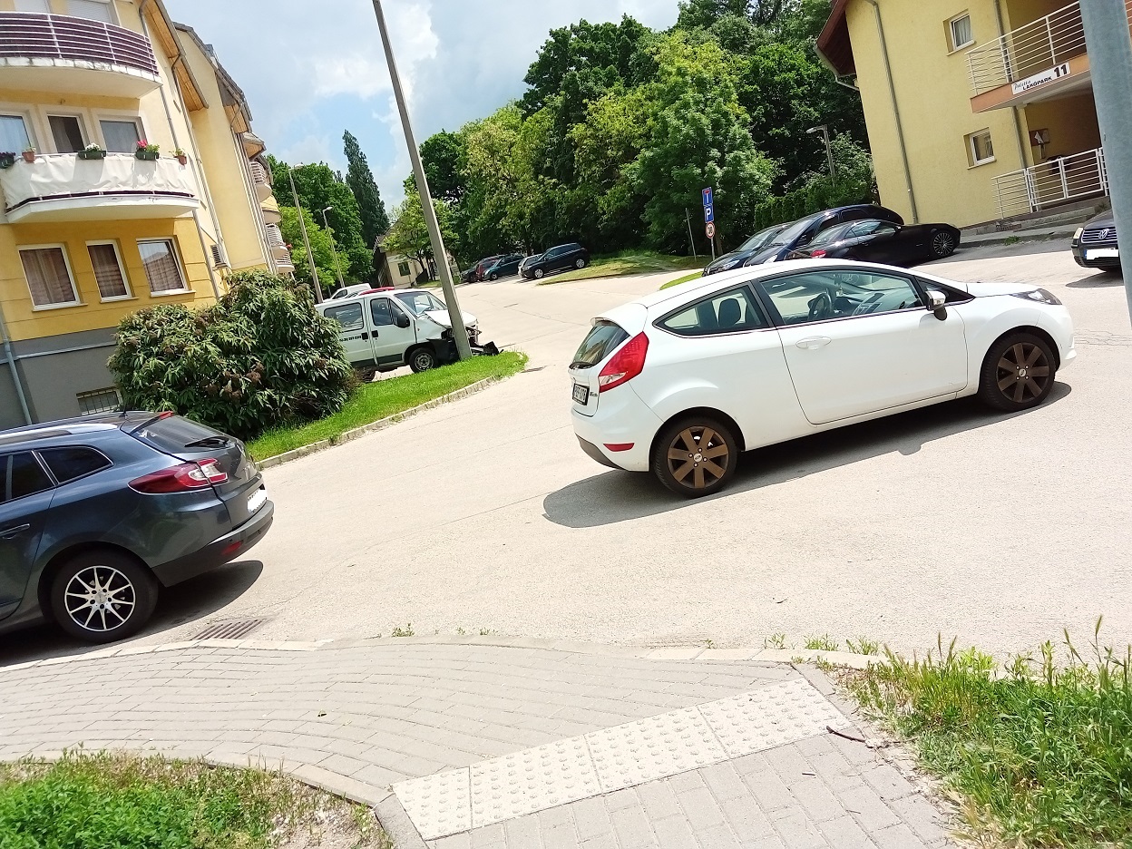 TATABÁNYAI EXTRÉM PARKOLÁS A GÁLON! Ha direkt, akkor felelőltenségből jeles