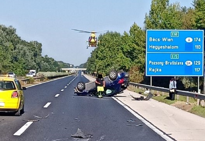 TELJES ÚTZÁR AZ M1-ESEN TATABÁNYÁNÁL: fejre állt egy autó, mentőhelikopter is érkezett