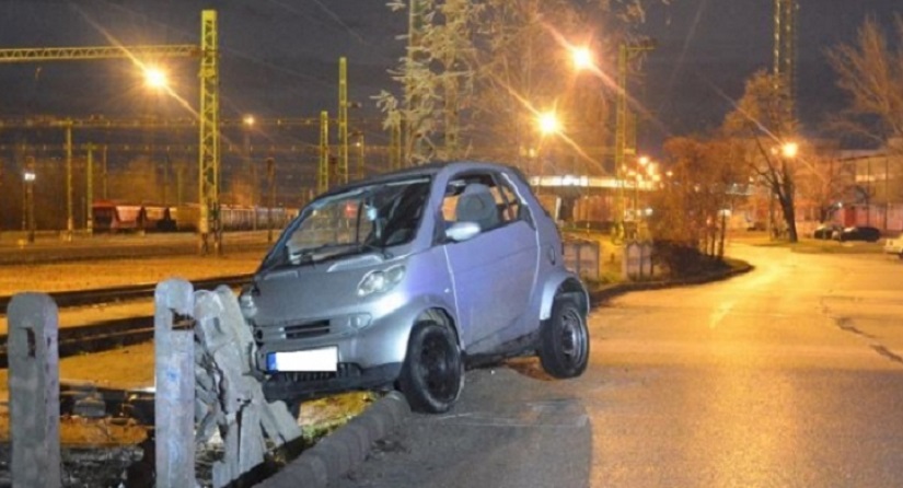 TATABÁNYÁN A VASÚTÁLLOMÁSNÁL CSATTANT A SMART! Rosszul végződött az éjszakai furikázás