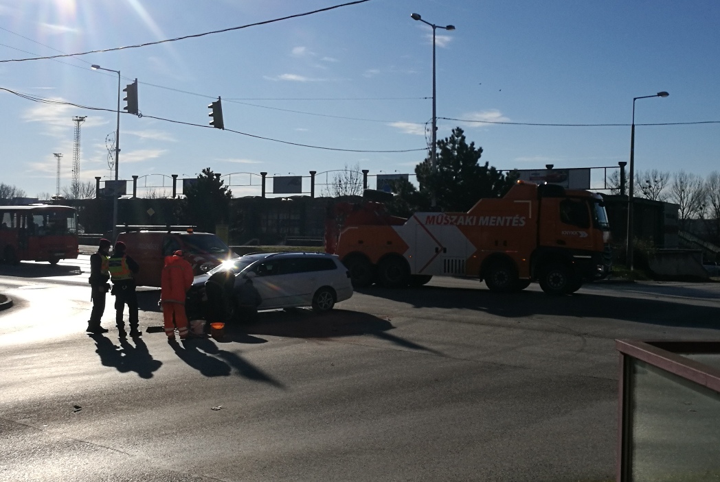 Kisebb baleset akadályozza a Vértes Centernél a Győri út forgalmát