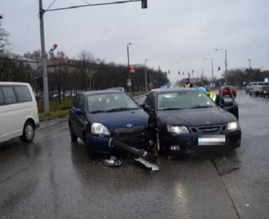 Ezt az alaphibát miért kell mindig elkövetni? Mit nekem piros lámpa, gondolta az autós és baleset lett a vége Tatabányán