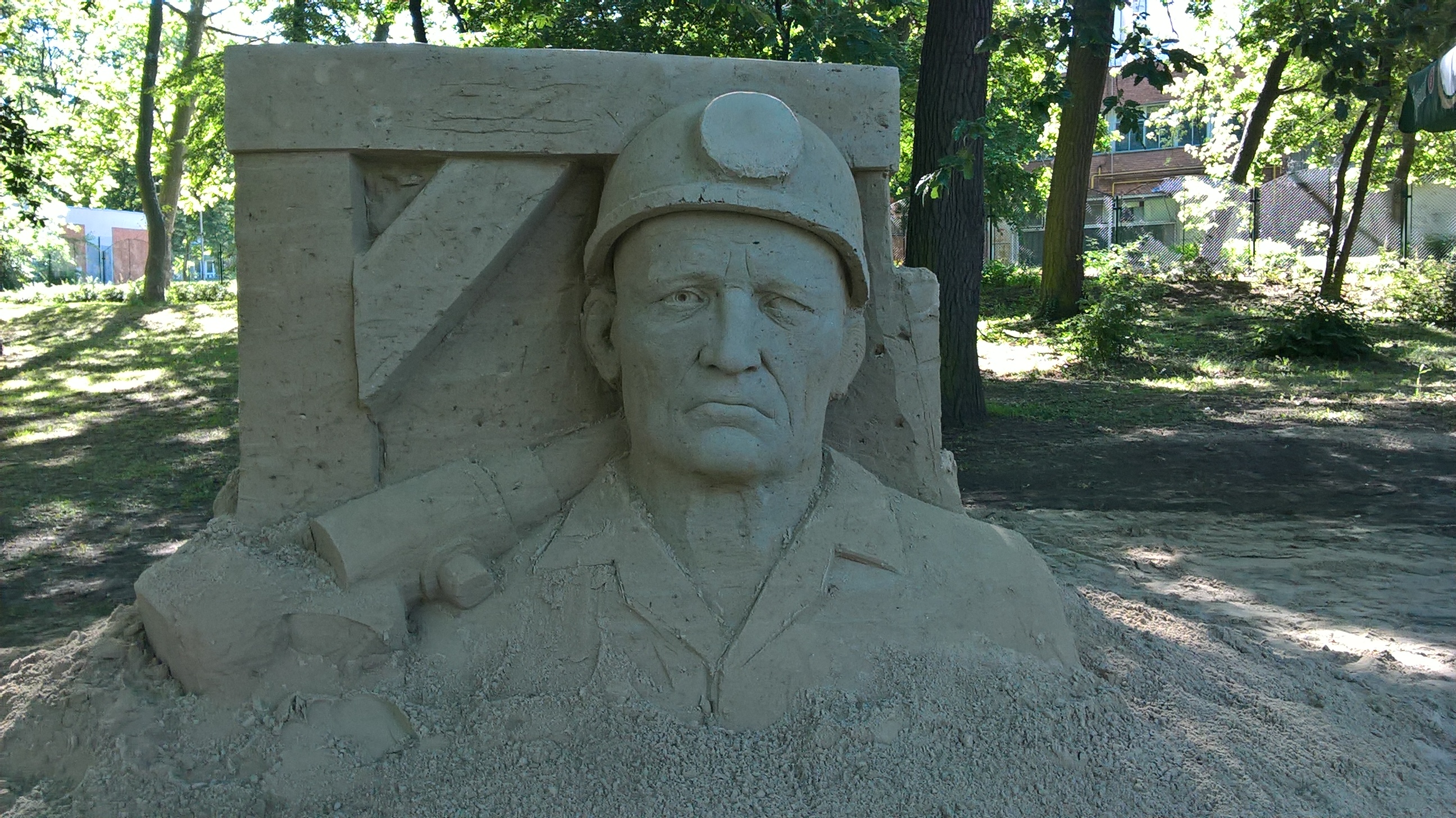 Különleges homok bányász-szobor a Május 1. parkban