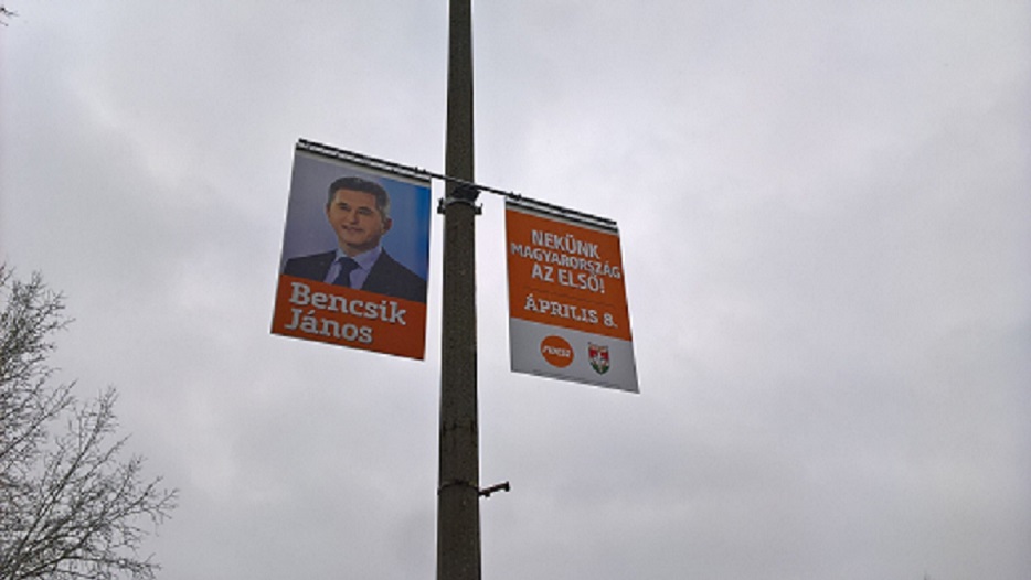 A Fidesz lámpára szerelhető hirdetéseken hívja fel a figyelmet legnagyobb botrányára Tatabányán