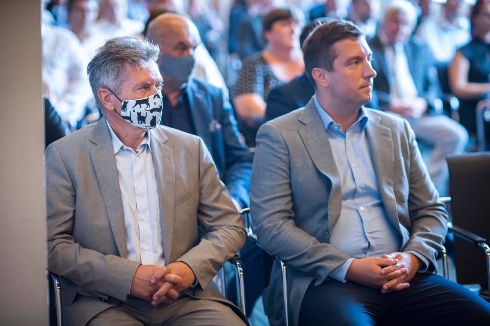 A T-SZOL ISMERI A VÍRUS ELLENSZERÉT: Csak a Bencsikéket szívatták a szájmaszkkal?