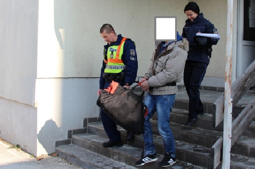 ELÉG SOK VOLT ENNEK A TÉBÁNYAI KÁBSZERES PASINAK A ROVÁSÁN (VIDEÓVAL)! Szinte ami a keze ügyébe akadt