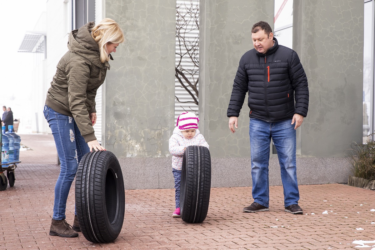 RENGETEG PÉNZT SPÓROLTAK NEKIK: 12 családnak adományozott új gumiabroncsokat a Bridgestone Tatabányán