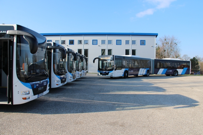 Megígérték, holnaptól Tatabányán vége a kohószökevény buszok korának! Az ígéret szerint hétfőtől az új csuklósok teljeskörűen munkába állnak