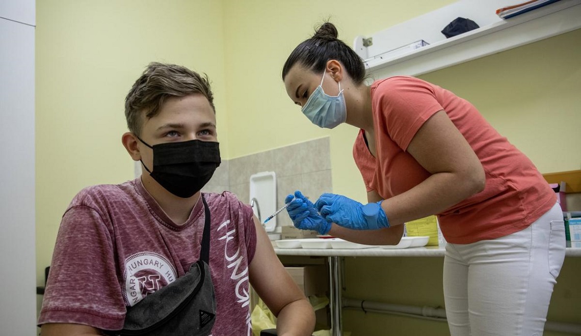 OLTÁSSAL KEZDŐDIK TATABÁNYÁN IS A TANÉV: 2 hét múlva négy napig oltják a diákokat