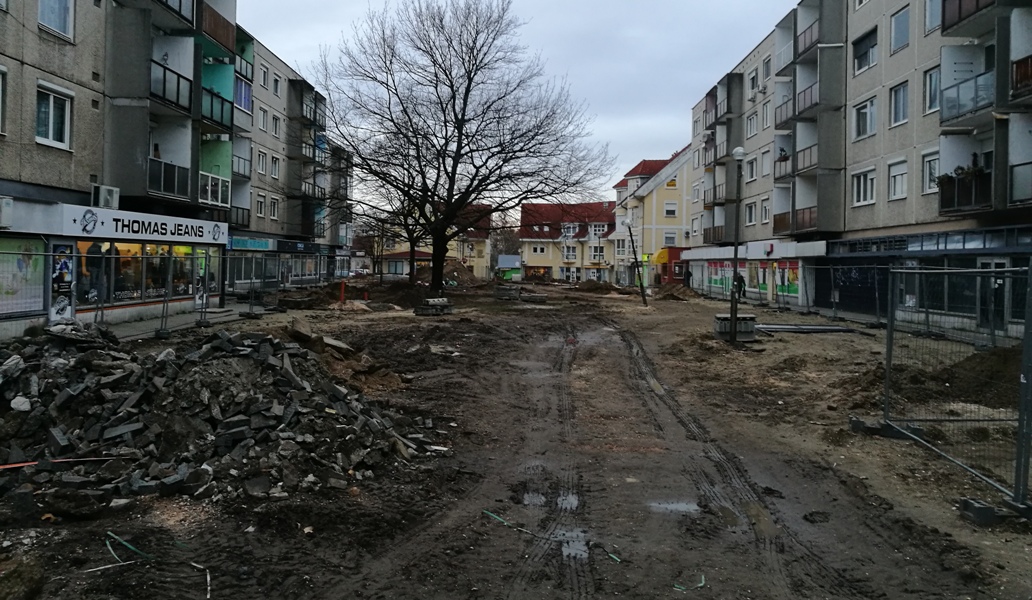 Itt az indok, miért fog jelentősen csúszni a dózsakerti  sétálóutca építkezése Tatabányán