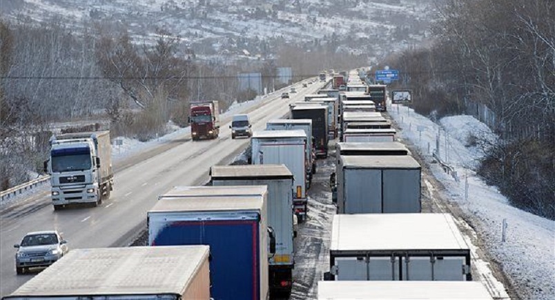 KILOMÉTERES DUGÓK TATABÁNYÁNÁL AZ M1-ESEN! Ennek is a hó az oka