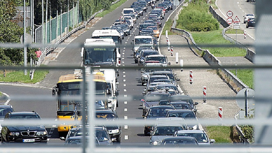 HATALMAS DUGÓ AZ M1-ESEN TATABÁNYA UTÁN, BUDAPEST FELÉ! Estig egy sávon járható az autópálya két kilométeren