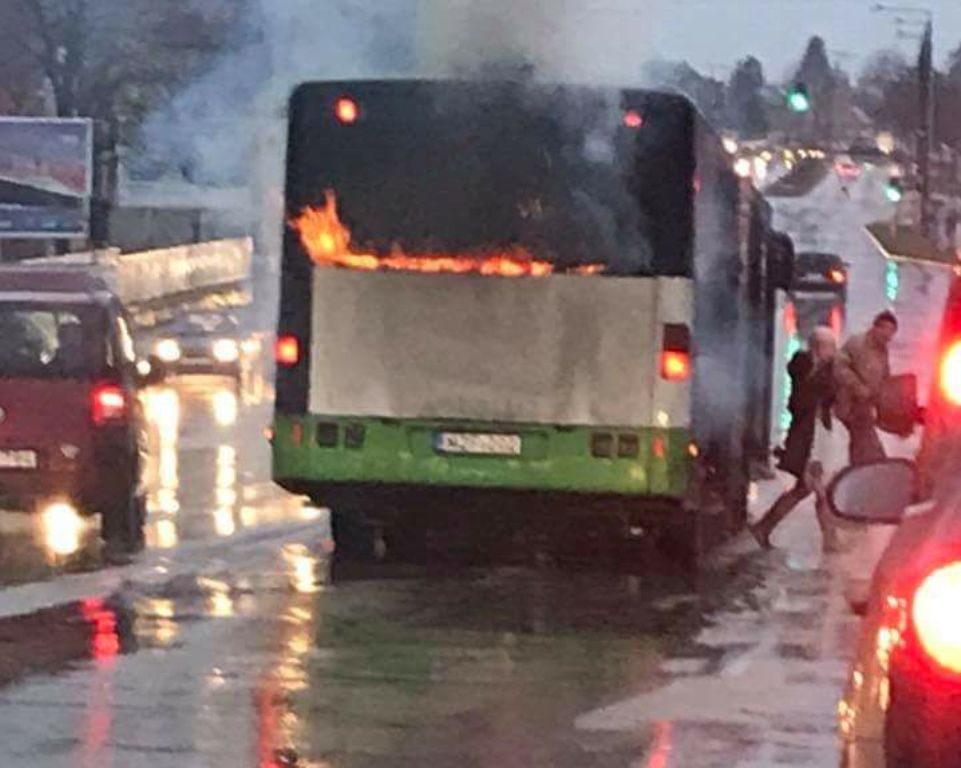 Akár egy katasztrófafilmben: kigyulladt a 24-es busz a Dózsakerti-felüljárón Tatabányán