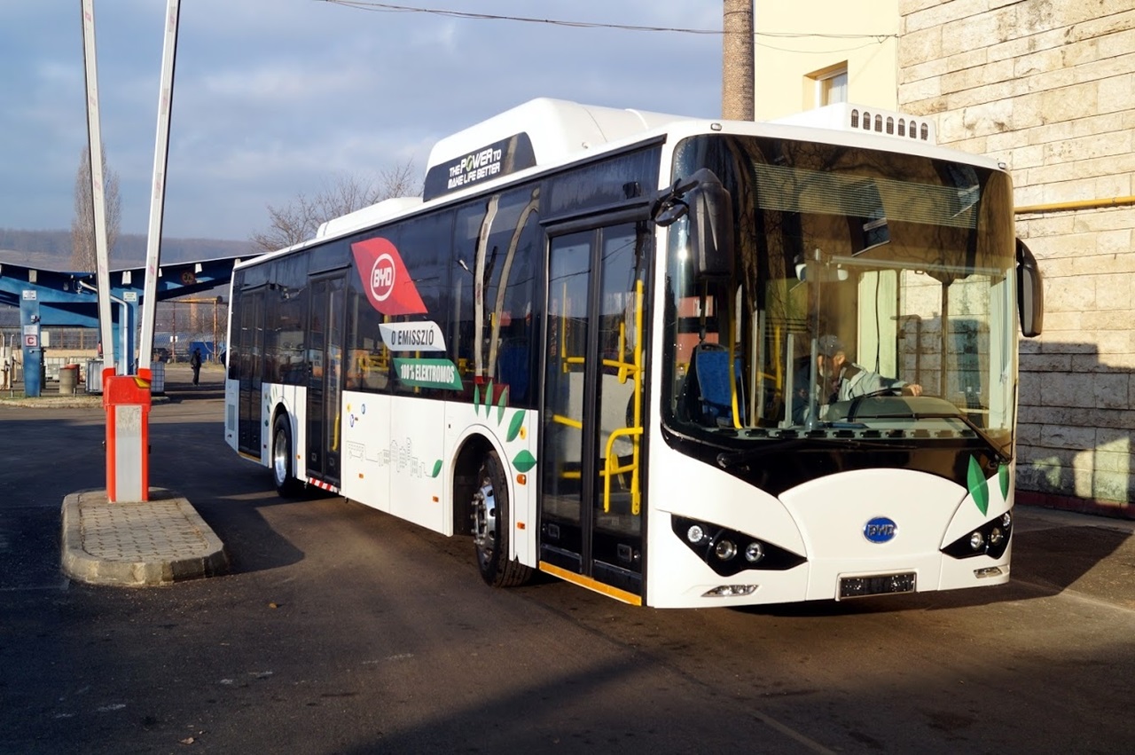 HAMAROSAN JÖN AZ ELEKTROMOS T-BUSZ! Két darabot veszünk belőle