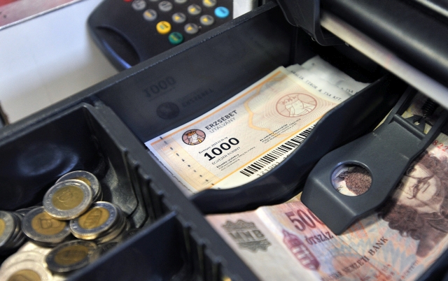Főúr, kérem! Még egy kör Erzsébet-utalványt a nyugdíjasoknak a választások előtt Tatabányán is!