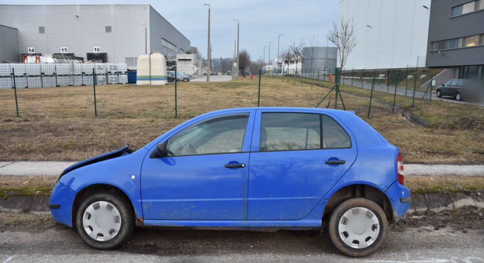MOST TATABÁNYÁN MENŐZHET A CSÁVÓ: lopott kocsi, nyitott motorháztető, elütött biciklis
