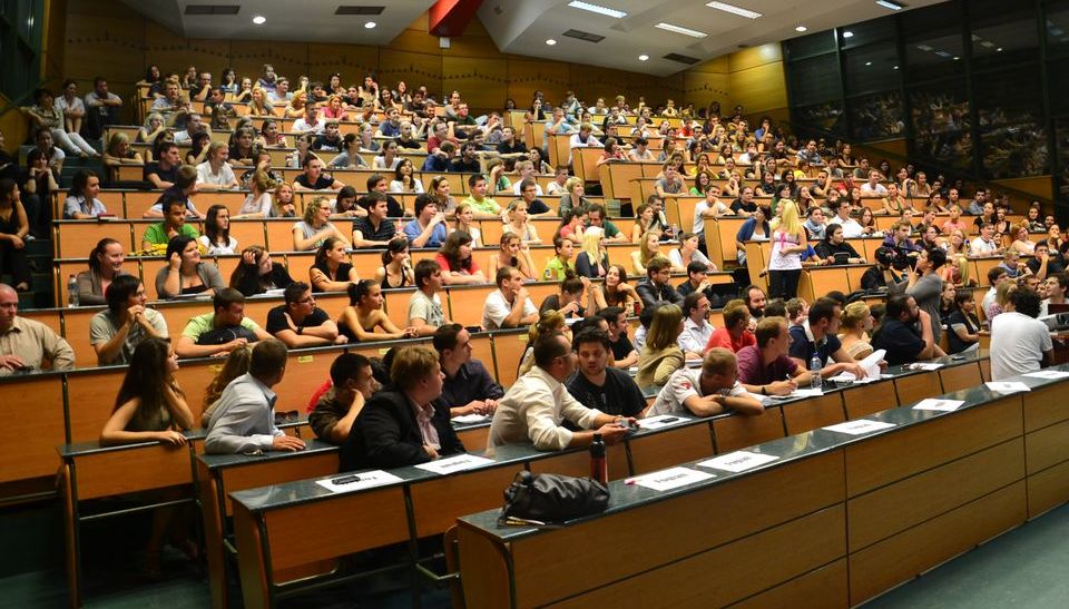 Tegnap óta lehet jelentkezni a 2018 februárjában induló keresztféléves felsőoktatási képzésekre.