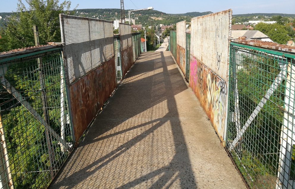 Miért nem újítják már fel a bánhidai vasúti felüljárót?