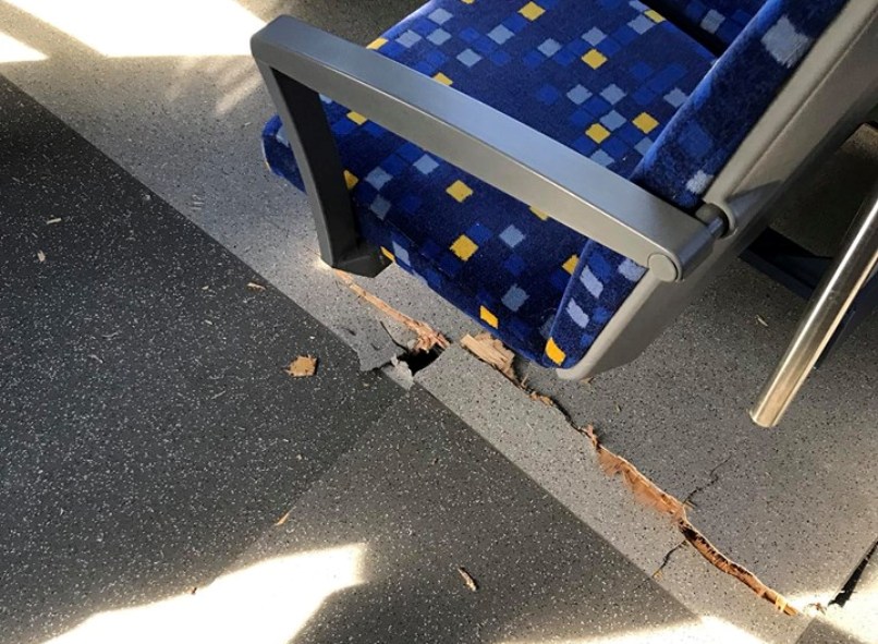 DURVA VONATBALESET: Ma délelőtt 140-nél szakadt be a vonat padlója Tatabánya és Szárliget között. Lassabban mennek a vonatok!