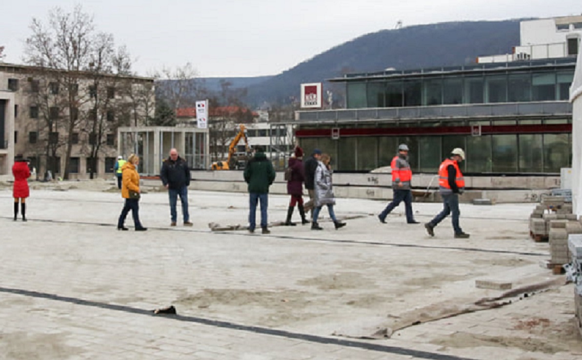 KISEBB LESZ, DE A TATABÁNYAIAKÉ: Zsidek ügyvezető nyugtat, nem áll le a Főtéri pláza